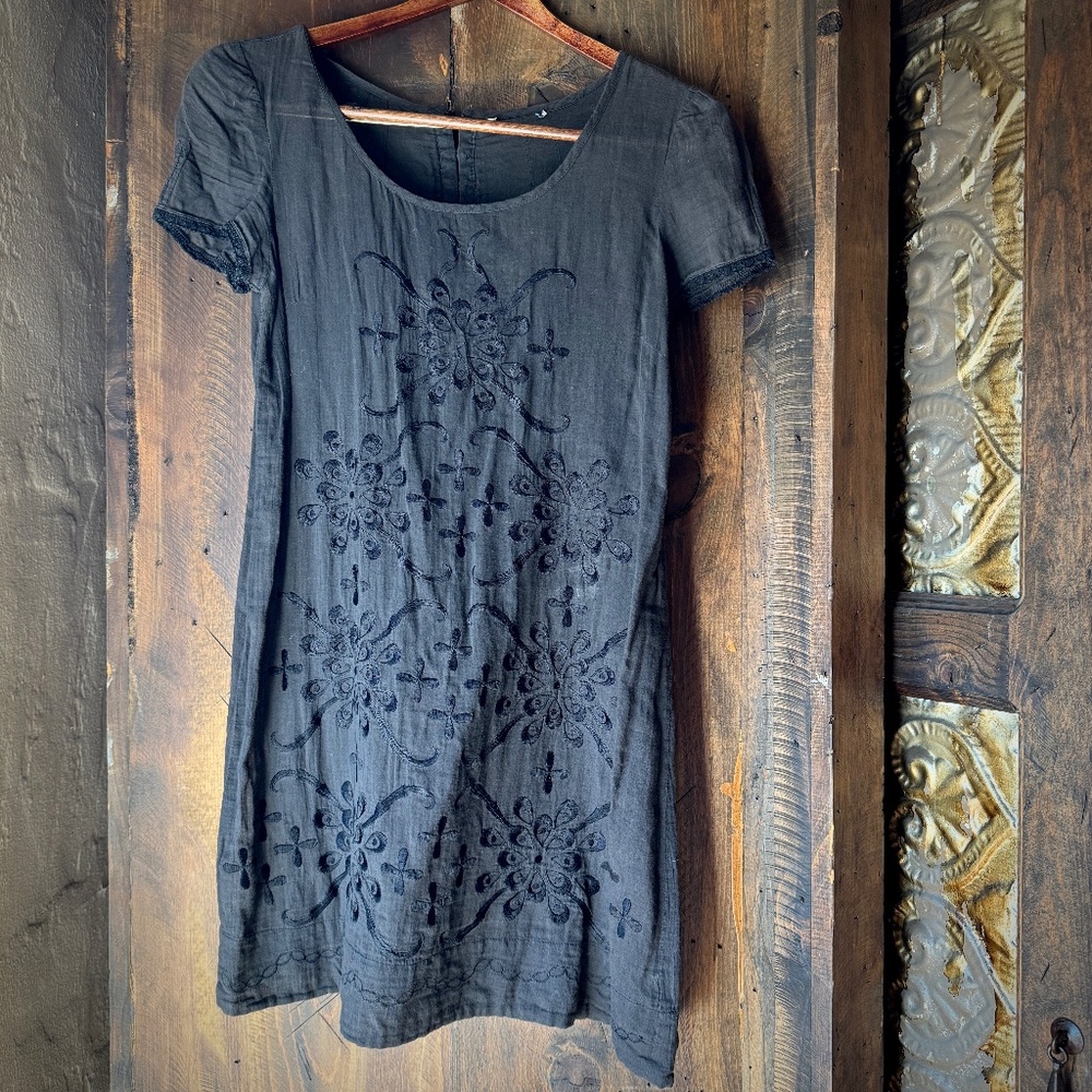 Black embroidered mini dress or tunic top!❤️